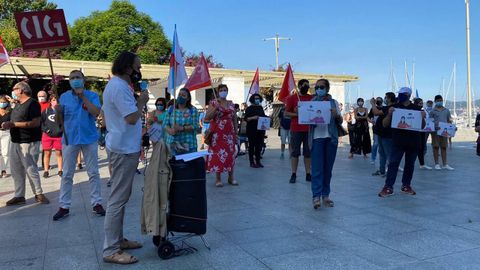 Concentracin de profesores ante la sede de la Xunta en Vigo