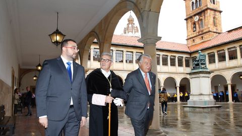 Adrin Barbn, Santiago Garca Granda y Ladislao Lalo Azcona caminan bajo los arcos del Edificio Histrico de la Universidad, en el inicio de curso 