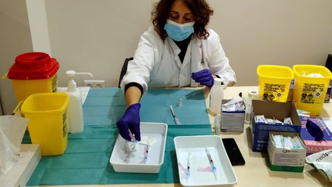 Una enfermera del Hospital Clinic de Barcelona prepara una dosis de la vacuna Pfizer BioNTech este domingo