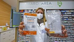 La farmacia de Amaro Area, en Pontevedra, es una de las 416 de la provincia que dispensan autotest de saliva gratuitos para ni�os de 5 a 11 a�os