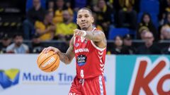 El base breoganista Russell dirige un ataque en la cancha del Tenerife.