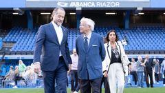 Fotografía del presidente del Dépor, Juan Carlos Escotet, con algunos de los galardonados