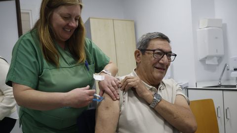 Vicente, de 76 a�os, fue uno de los que acudi� a la convocatoria en el Chuac para el enayo Combogal de la vacuna combinada gripe-covid.
