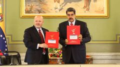 El fiscal jefe de la Corte Penal Internacional, Karim Khan, y Maduro tras la firma el mircoles del memorado de entendimiento.