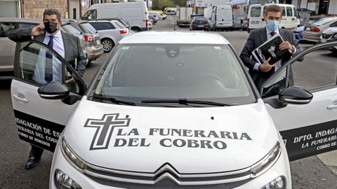 Ángel y Santos, gestores de cobro, junto al vehículo con el que viajan para notificar deudas