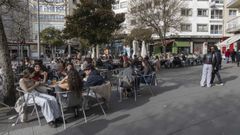 Terrazas llenas ayer en la Praza Roxa de Santiago