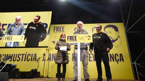 El padre, el hermano y la cu�ada de Junqueras leen una carta de este frente a la ca�rcel de Lledoners.
