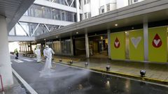 Miembros de la UME realizando tareas de desinfecci�n en el Chuac