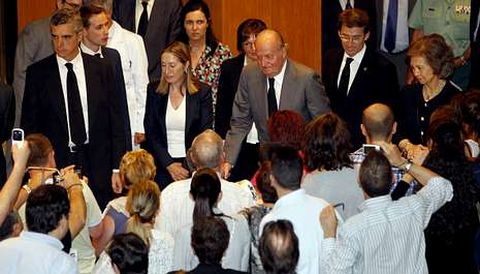 Los reyes acudieron al Hospital Cl�nico para dar �nimo a las v�ctimas de la tragedia ferroviaria y a sus familias.