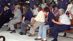 Manuel Charl�n, segundo desde la izquierda, con el resto de procesados en la operaci�n N�cora, de la que sali� absuelto