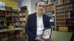 Jos� Antonio P�rez con el libro que public� sobre el sindicalista y activista republicano Julio Silva