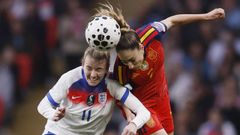 Olga Carmona en un duelo a�reo con Hemp, autora del tanto de las inglesas. 