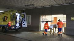 Traslado de un paciente a las urgencias del hospital Arquitecto Marcide, en una foto de archivo