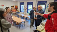 Responsables pol�ticos, este mi�rcoles, durante una visita al comedor del CEIP San Benito de L�rez, en Pontevedra