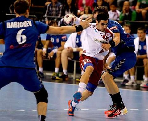 El central lalinense en una jugada el pasado domingo en su debut en Champions. 