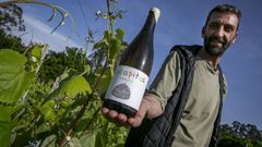 David Rial, bodega Cazapitas de Rianxo, con una botella de tinto con la variedad de uva rati�o comercializada con el nombre de Cazapitas O Peruco