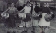 Un grupo de veci�as do barrio con sellas xunto � fonte de San Xo�n, no campo da feira.