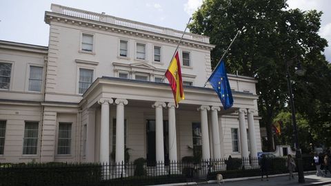 Las banderas de Espaa y la Unin Europea ondean a media asta en la Embajada espaola en Londres