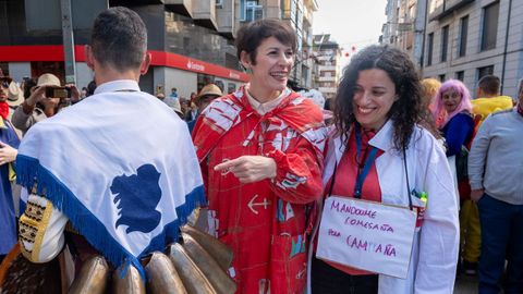 Ana Pontn, candidata del BNG a la Xunta, y Noa Presas, nmero uno de la lista nacionalista por Ourense, con un grupo de cigarrns en el entroido de Vern