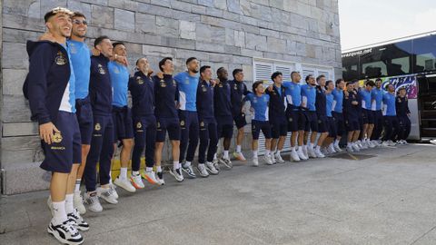 Los jugadores del D�por celebran con la afici�n tras aterrizar en Alvedro despu�s de ganar en C�diz