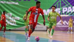El burelense Renato conduce el baln en el encuentro ante Palma Futsal en el que se lesion de gravedad