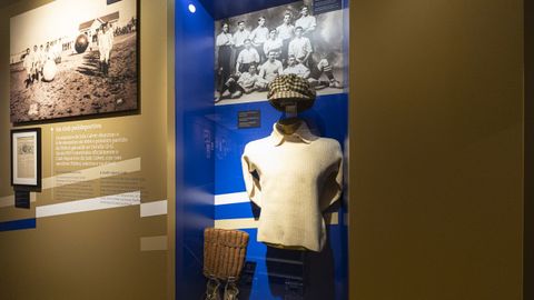 Gorra, jersey de portero, espinilleras y botas de Salvador Foj&oacute;n, primer portero del Deportivo.