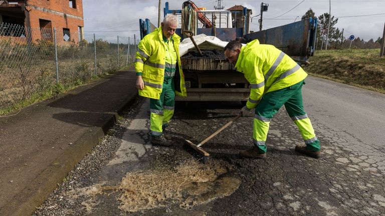 Operarios de Cerceda realizan tareas de rebacheo en el pol&iacute;gono industrial de O Acevedo