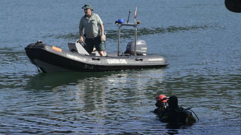 Miembros de la Guardia Civil comprueban este sbado las aguas del ro Sella (Ribadesella, Asturias) instantes previos a la celebracin del 85 Descenso Internacional del Sella