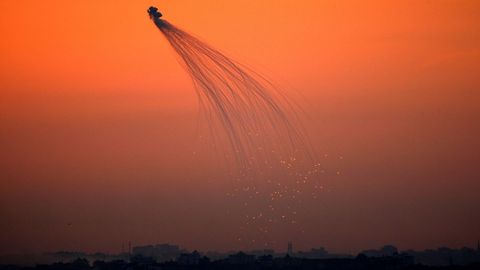 Misiles disparados por las fuerzas israel�es explotando al norte de la Franja de Gaza. 