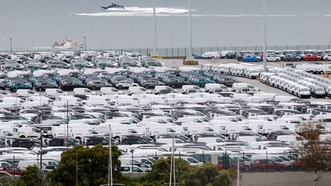 Coches de Stellantis en la terminal de Bouzas del puerto de Vigo.