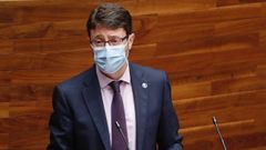 El consejero de Industria, Empleo y Promoci�n Econ�mica, Enrique Fern�ndez, en el pleno de la Junta General