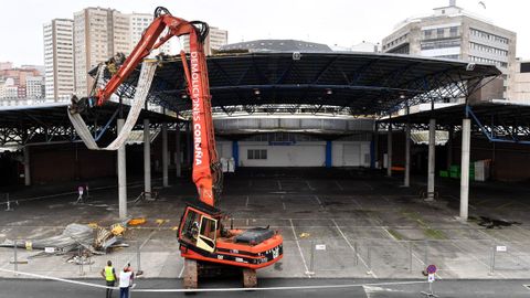 Desmantelamiento de la cubierta de la antigua lonja de camiones en el puerto