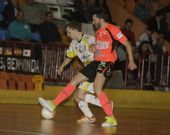 El mari�ano Iago M�guez intenta frenar a Santi en un lance del �ltimo derbi gallego (3-3). 