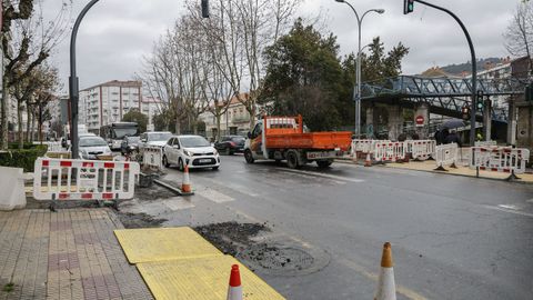 El paso de peatones est� afectado por la obra estos d�as, lo que obliga a cruzar en ocasiones entre veh�culos parados por el sem�foro. Los padres piden que la Polic�a Local est� presente en las horas de entrada y salida para evitar riesgos