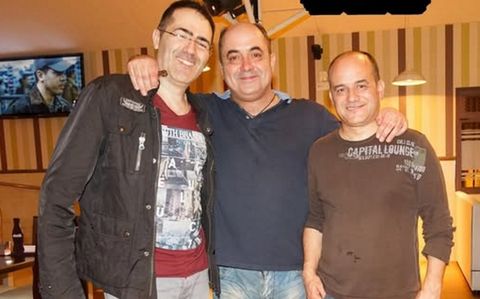 Mon Bub�, en el centro, junto a los componentes de Take it Easy, en su debut sobre el escenario de O Galo Negro en el a�o 2015