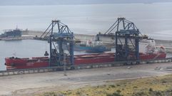 El buque carbonero Nordic Siku, atracado este domingo al mediod�a, en el puerto exterior de Ferrol.