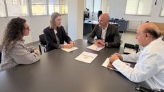 El gerente del �rea sanitaria, Jos� Flores, y la presidenta de Asotrame, Cristina Pi�eiro, firmaron el convenio en el Hospital Provincial de Pontevedra