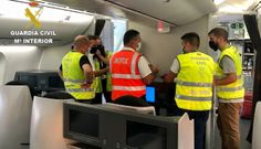 La Guardia Civil realiz� una evacuaci�n de emergencia e inspeccion� en Alvedro el avi�n para descartar la existencia de explosivos tras el aviso de bomba