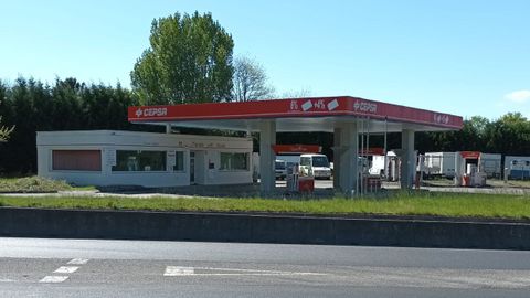 Gasolinera cerrada en Noche (Vilalba), junto a la carretera LU-541