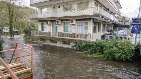 Las aguas del Veronza y el Avia han inundado algunas zonas de la capital de O Ribeiro