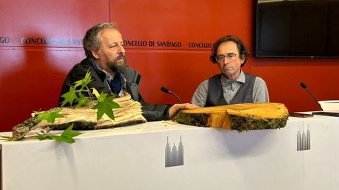 A la izquierda, el jefe de Parques e Xardíns del Ayuntamiento, Gregorio López, y a la derecha el concejal del área y de Medio Ambiente, Xesús Domínguez