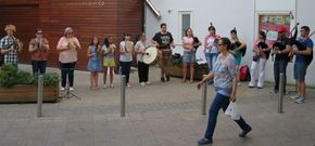 Int�rpretes de la escuela municipal de m�sica, tocando en la calle Doctor Teijeiro