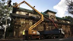 El Concello revisa el estado del inmueble para evitar nuevos desprendimientos. agosti�o iglesias