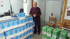 MANUEL BASCOY, PRESIDENTE DE C�RITAS PADR�N,MOSTRANDO LOS ALIMENTOS 
