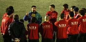 El nuevo entrenador del Lemos, Miki L�pez, de frente, en su primera sesi�n con el equipo. 