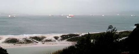 Imagen tomada ayer desde las islas C�es de parte de los barcos anclados en el peor momento del paso del temporal por la r�a de Vigo.
