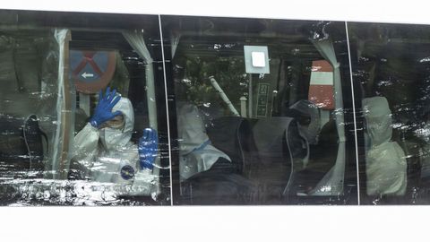 Imagen de archivo del autob�s que transport� a los ciudadanos que pasaron la cuarentena en el Hospital G�mez Ulla.