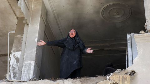 Una mujer iran� asomada a la ruinas de la casa de su hermano despu�s de que esta fuera bombardeada por Estados Unidos.