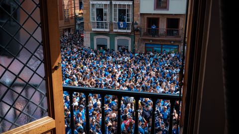 Cientos de personas durante la celebraci�n del ascenso a Primera Divisi�n del Real Oviedo