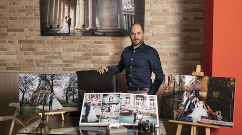 Juan Segade, de Athenea Foto Estudio, muestra alguno de sus reportajes de posboda en las grandes capitales europeas. Parejas de distintas partes de Galicia acuden a su estudio demandando este servicio. Explica el fotógrafo y videógrafo de Melide que viaja él solo, a veces en el mismo vuelo que los novios.